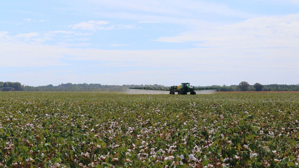 Tractor usando las pastillas antideriva