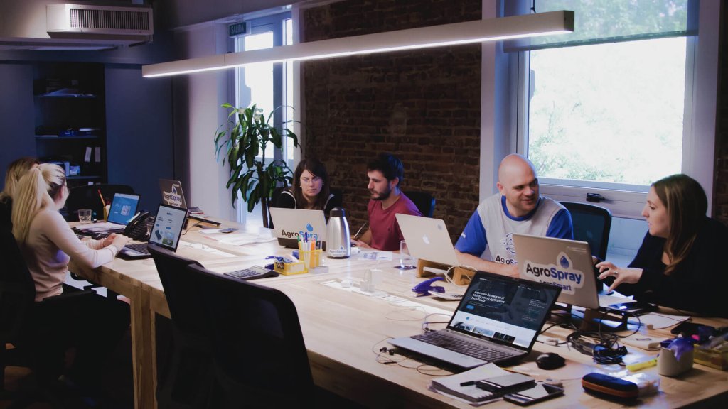 Servicios Agrícolas con Profesionales Trabajando en Equipo